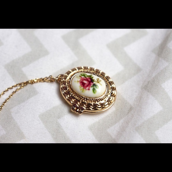 Forever 21 Jewelry - Rose locket